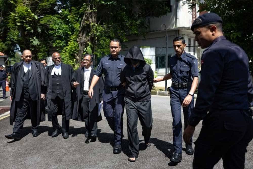 Mohd Nazri dibawa ke Mahkamah Tinggi bagi menghadiri perbicaraan kes bunuh yang dituduh terhadapnya. Foto Bernama