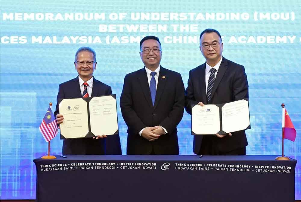 Lih Kang (tengah) bergambar selepas majlis menandatangani MoU antara Akademi Sains Malaysia dan Akademi Sains China pada Isnin. Foto Bernama