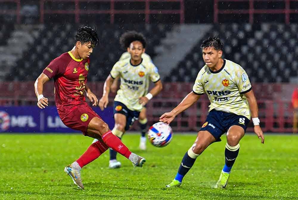 Pemain NSFC, Hein Htet Aung (kiri) bersaing bagi mendapatkan bola ketika menentang Selangor FC pada perlawanan Liga Super di Stadium Tuanku Abdul Rahman Paroi pada Isnin. Foto Bernama