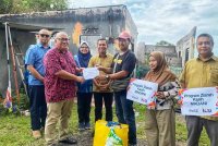 Mohd Faizal (dua kiri) ketika mengadakan Program Ziarah Kasih Madani di sekitar DUN Linggi.