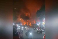 Dua restoran di Jalan Pantai Chenang, Langkawi musnah dalam kebakaran malam tadi.