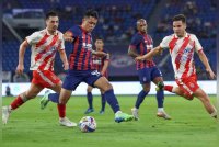 Pemain JDT, Arif Aiman Hanapi diasak dua pemain KL City FC, Declan Stephen Lee Kit Meng Lambert dan Ryan Edward Lee Kit Seng Lambert pada perlawanan Liga Super di Stadium Sultan Ibrahim malam tadi. Foto Bernama