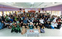 Warga Taylor’s College dan Sekolah Kebangsaan RPS Banun meraikan pelancaran Hab Pembelajaran dalam usaha menyatukan komuniti Orang Asli di Gerik untuk memperkasa pendidikan dan kerjasama.