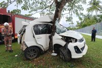 Keadaan Perodua Myvi dipandu mangsa yang dipercayai terbabas lalu melanggar sebatang pokok dalam kejadian dekat Perumahan Rantau Petronas, Kertih di Kemaman.