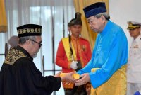 Sultan Sharafuddin berkenan menyampaikan watikah pelantikan Panel Tetap Hakim Mahkamah Rayuan Negeri Selangor kepada Datuk Mohd Nadzri Abdul Rahman (kiri). Foto Bernama