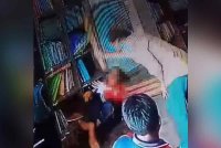 Tangkap layar video yang tular memaparkan seorang lelaki memukul seorang kanak-kanak perempuan di sebuah rumah jagaan anak yatim swasta di Taman Mas, Kulai.