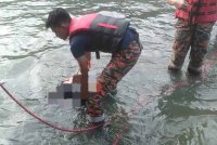 Seorang remaja lelaki lemas ketika menjala ikan bersama-sama tiga rakannya di loji air berhampiran Jalan Utama, Felda Cahaya Baru, Masai, Pasir Gudang pada Isnin. Foto JBPM