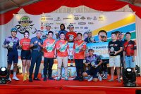 Kah Woh (tengah), ADUN Pokok Assam, Ong Seng Guan (empat, kiri), Pengerusi Jawatankuasa Sains, Alam Sekitar Dan Teknologi Hijau negeri,Teh Kok Lim (empat, kanan) bersama pemenang Taiping 150 Ride 2024.