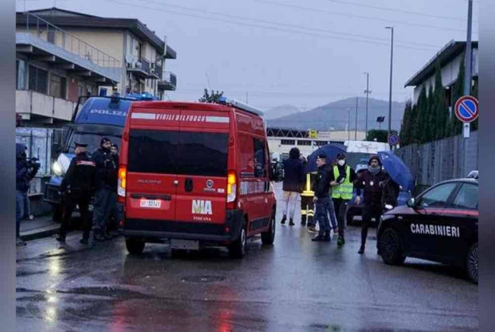 Pasukan kecemasan di kawasan depot minyak yang meletup di Calenzani. Foto AP