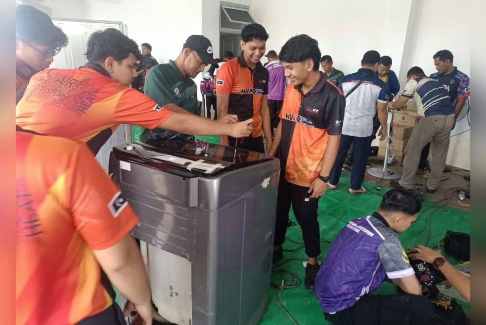 Seramai 150 orang termasuk kakitangan dan pelajar Institut Latihan Perindustrian (ILP) Kuala Terengganu membantu membaiki peralatan elektronik yang rosak akibat banjir.