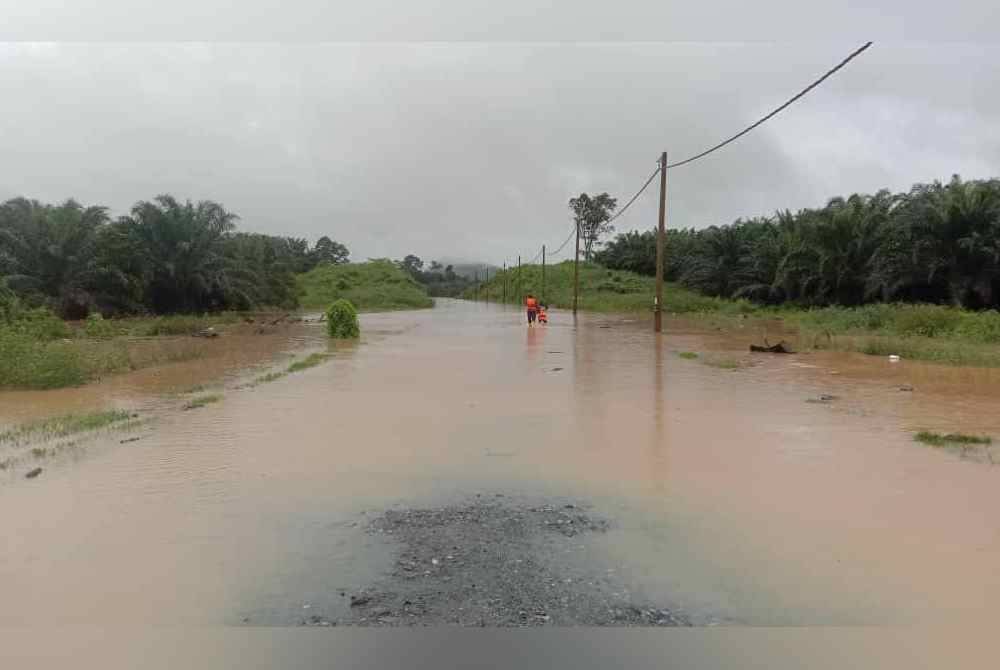 Jalan Felda Aring 5, Gua Musang ditutup kepada kenderaan ringan pada Selasa. FOTO: IHSAN PEMBACA