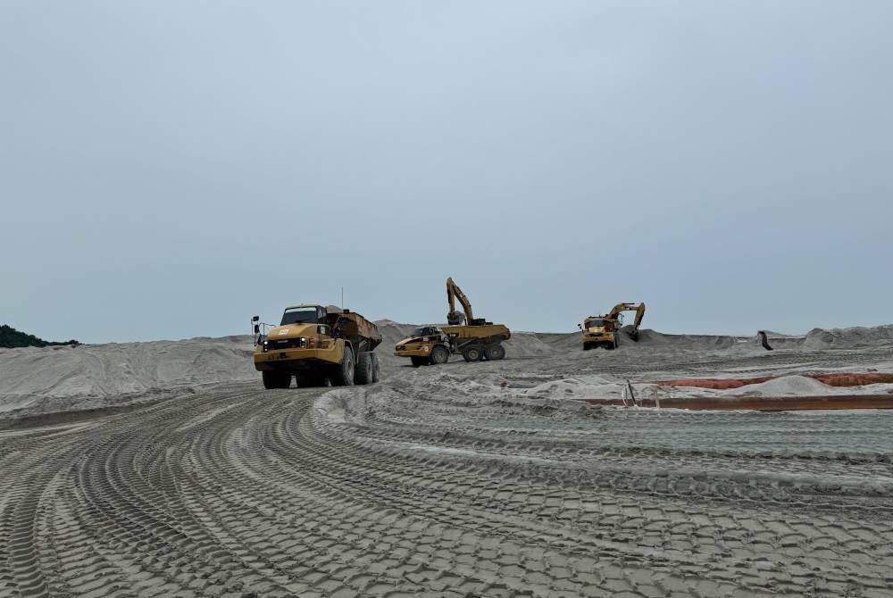 Kerja-kerja menambak dijalankan di tapak projek Pulau Silikon.