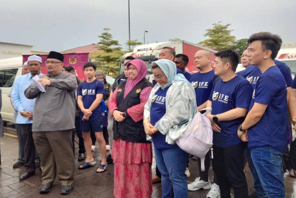 Mohamed Fadzli (dua, kanan) menyampaikan ucapan pada Majlis Penyerahan Sumbangan Banjir Kelantan IFE pada Selasa.