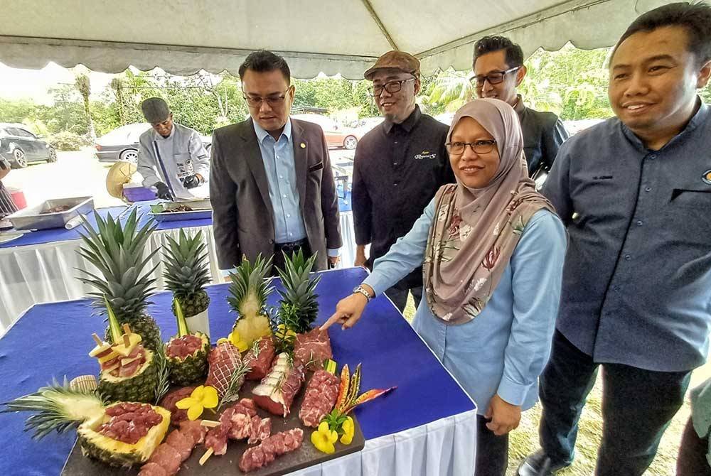 Dr Kamaliah melihat penghasilan makanan ternakan daripada sisa nanas di Pusat Kemahiran Veterinar, Kampung Mahkota, di sini pada Selasa.