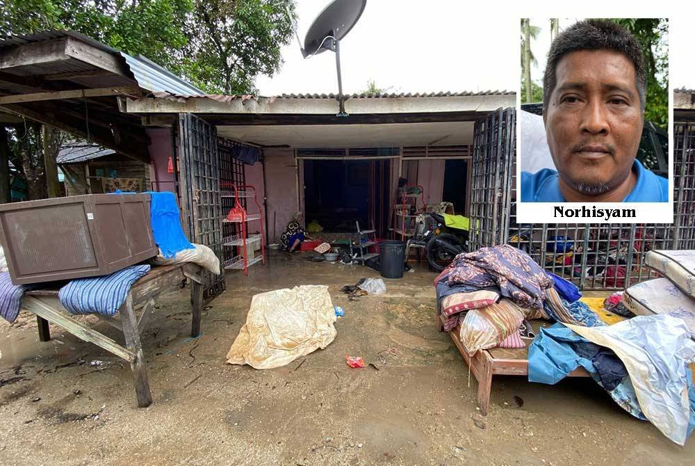 Air Sungai Lubok Jong telah melimpah ke dalam kampung sehingga menenggelamkan semua rumah penduduk. 