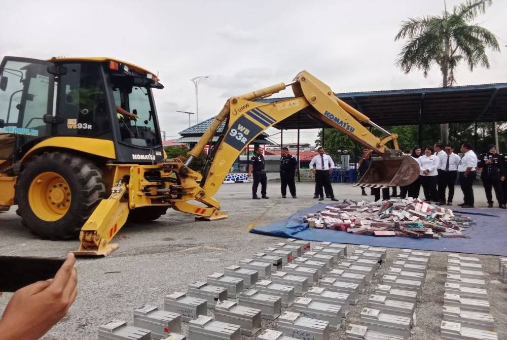 Pelupusan Barang Kes IPD Port Dickson dan Sidang Media Komersial di Pekarangan Trafik IPD Port Dickson pada Selasa.