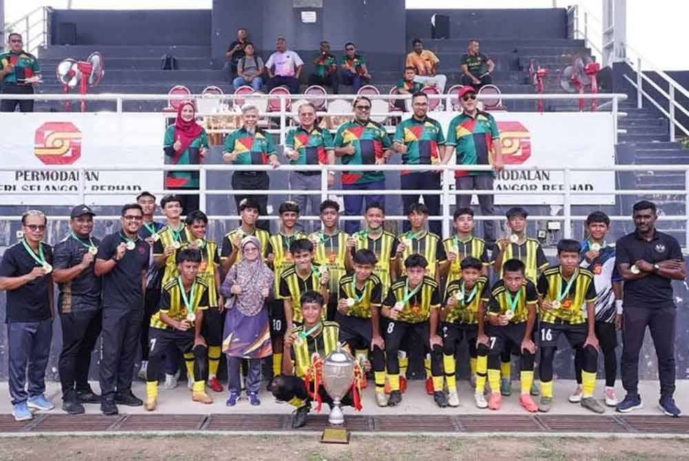 IMBAS KEMBALI...Anak buah Osmera mempertahankan kejuaraan Piala Sumbangsih pada 11 November lalu. SMK Shah Alam akan berdepan SMK Tinggi Kajang dalam perlawanan akhir Piala Datuk Mokhtar Dahari B-15. Foto: SINAR HARIAN-MOHD HALIM ABDUL WAHID