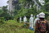 Anggota bomba semasa operasi membawa keluar mayat yang sudah reput di laluan susur keluar Rawang Bypass, Selangor pada Isnin. Foto JBPM.