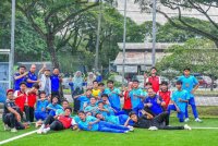 Barisan pemain, jurulatih dan pengurusan skuad B-15 SMK Jalan Tiga yang mengalas cabaran Piala Datuk Mokhtar Dahari 2024.