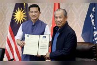 Mohamed Azmin (kiri) dan Muhyiddin (kanan) ketika penyerahan pelantikan. Foto: Facebook Azmin Ali.