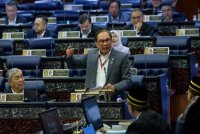 Anwar ketika sesi waktu pertanyaan-pertanyaan menteri pada Mesyuarat Ketiga Penggal Ketiga, Majlis Parlimen ke-15 Dewan Rakyat di Bangunan Parlimen hari ini. Foto Bernama