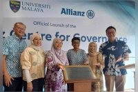 Sean Wang (kanan) ketika majlis pelancaran Pusat tadbir urus Allianz di Perpustakaan Memorial Za’ba di UM.