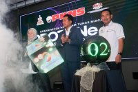 Mohd Najwan (tengah) melakukan gimik perasmian pada Majlis Konvokesyen PROTUNe di Dewan Aster, PKNS di sini pada Selasa.