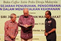 Razarudin (kanan) hadir pelancaran Buku 'Coffee Table' Polis Diraja Malaysia (PDRM) di Hotel Mandarin Oriental di sini, pada Selasa.