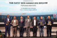 Anwar (tengah) yang diiringi Kor Ming (tiga dari kiri) dan Kon Yew (tiga dari kanan) bergambar bersama Thien Phing (dua dari kanan), Chee Seng (kanan), Aziz (dua dari kiri) dan Ismail (kiri) pada Majlis Menandatangani Perjanjian Pembangunan Bersama Rumah Mampu Milik Bakat Baru Madani pada Selasa. FOTO: ROSLI TALIB