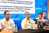 Ahmad Zahid (dua dari kiri) pada sidang akhbar selepas menyempurnakan Majlis Penyerahan Tren SCS Class 92 Projek Maintenance, Repair & Overhaul (MRO) dan Perjanjian Kolaborasi di antara M Rail Technics (Railtec) dengan UniKL di Depoh EMU KTMB