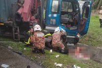 Anggota bomba cuba mengeluarkan mangsa yang tersepit. Foto BBP Renggam