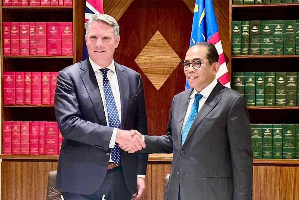 Mohamed Khaled (kanan) mengadakan pertemuan dengan Timbalan Perdana Menteri yang juga Menteri Pertahanan Australia, Richard Marles di Commonwealth Parliament Offices, Melbourne pada Selasa. Foto FB Khaled Nordin