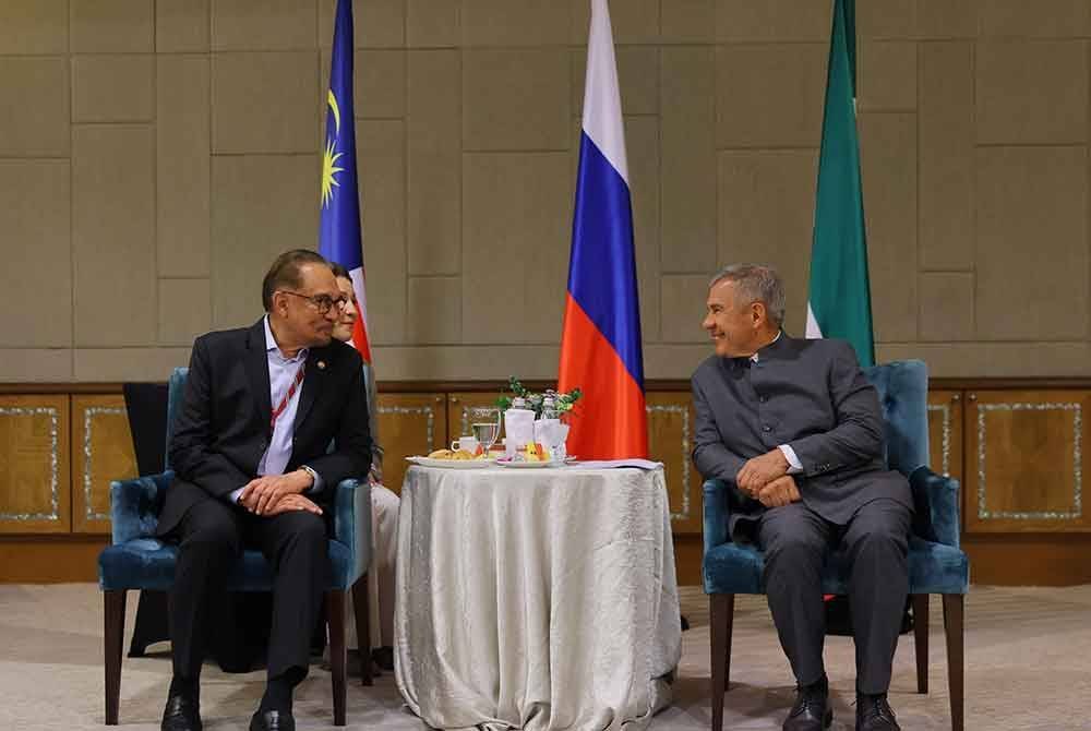 Anwar (kiri) mengadakan pertemuan empat mata dengan Presiden Republik Tatarstan dan Pengerusi Kumpulan Russia-Islamic World, Rustam Minnikhanov pada Mesyuarat Kumpulan Visi Strategik: Rusia-Dunia Islam pada Rabu. Foto Bernama