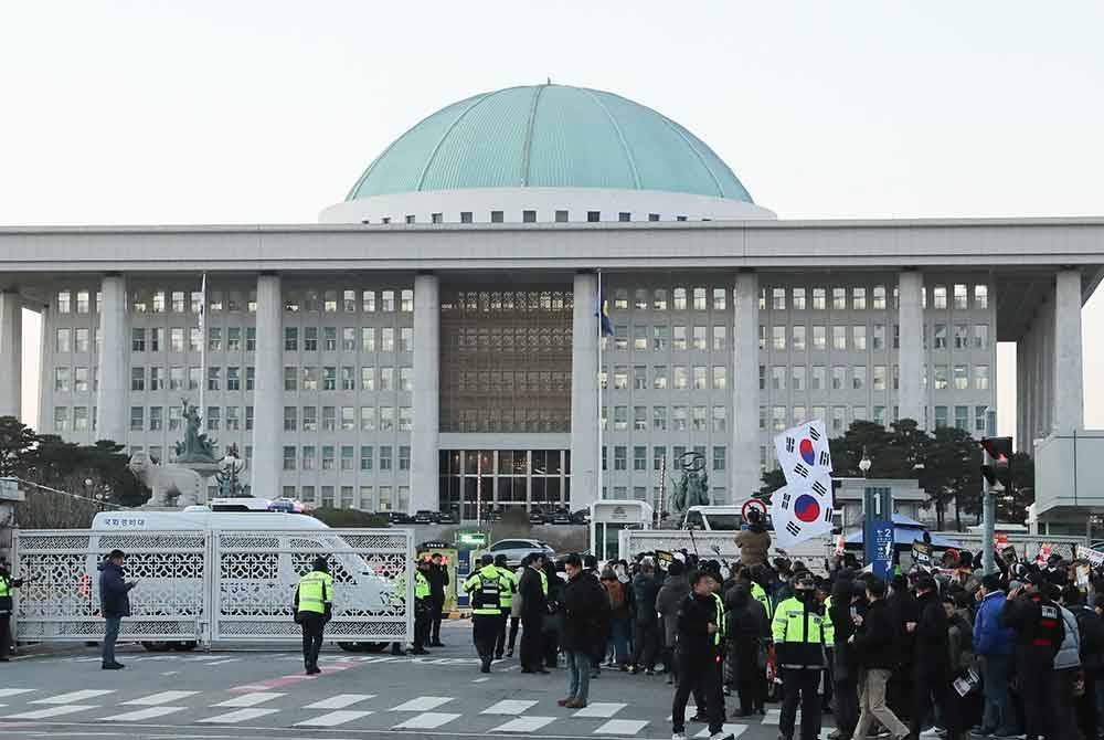 Rakyat Korea Selatan menghadiri perhimpunan menggesa Presiden Yoon Suk-Yeol meletak jawatan pada 6 Disember 2024. Foto Xinhua