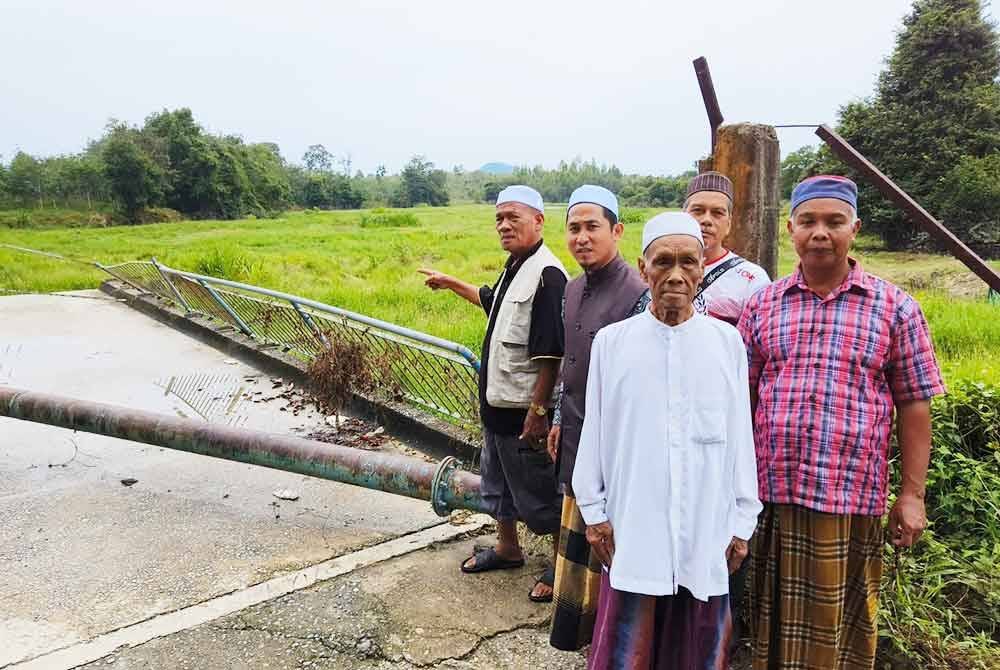 Separuh daripada jambatan sepanjang 350 meter itu runtuh serta dihanyutkan arus deras sekitar jam 9 pagi pada hari kejadian.