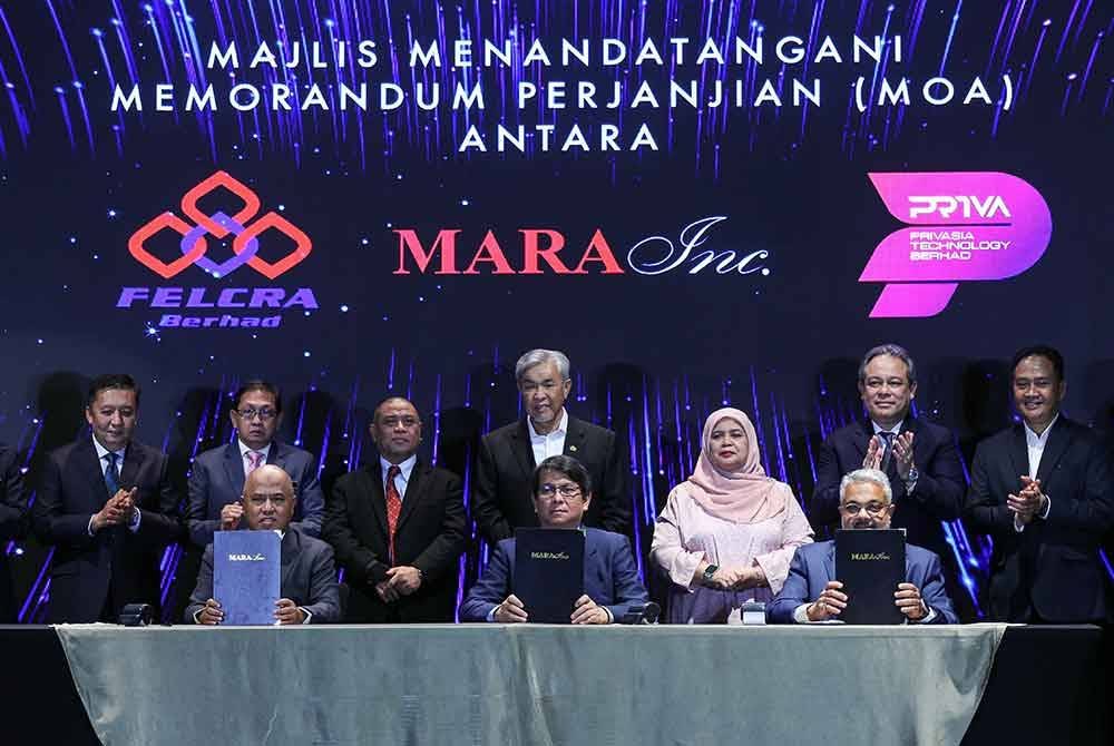 Ahmad Zahid menyaksikan majlis menandatangani Memorandum Perjanjian (MOA) antara Felcra Bhd, Mara Incorporated Sdn Bhd dan Privasia Technology Berhad sempena Pembangunan Pusat Data Bagan Datuk Perak Darul Ridzuan di sini, pada Rabu. Foto Bernama