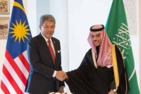 Mesyuarat dipengerusikan bersama oleh Mohamad dan rakan sejawat dari Arab Saudi, Putera Faisal Farhan Al-Saud di pejabat pusat Kementerian Luar Arab Saudi pada Selasa. Foto sumber Awani