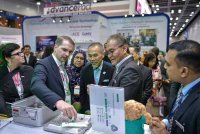 Dr Dzulkefly meluangkan masa melawat reruai pameran selepas merasmikan pembukaan IMDEC 2024 di Pusat Konvensyen Kuala Lumpur. Foto Bernama