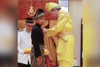 Sultan Selangor, Sultan Sharafuddin Idris Shah (kanan) berkenan menganugerahkan Darjah Kebesaran Ahli-Sultan Sharafuddin Idris Shah (A.I.S.) kepada pemain sayap Selangor FC Mohamad Faisal Abdul Halim pada Istiadat Pengurniaan Darjah dan Bintang Kebesaran Negeri Selangor Sempena Ulang Tahun Hari Keputeraan Baginda Ke-79 di Balairung Seri, Istana Alam Shah, pada Rabu. Foto Bernama