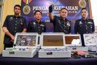 Mohamad Hatta (dua dari kanan) menunjukkan sebahagian rampasan mesin simulator pada sidang media di Ibu Pejabat Polis Daerah Seremban, pada Rabu. Foto Bernama