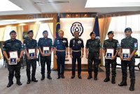 Lima pegawai dan anggota daripada Briged Tenggara Pasukan Gerakan Am (PGA) menerima surat penghargaan daripada Ketua Polis Negara, Tan Sri Razarudin Husain, selepas menolak sogokan semasa penugasan Op Taring Wawasan di Kelantan pada Isnin lepas. Foto Facebook PDRM