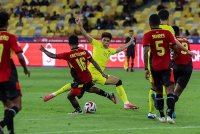 Pemain Malaysia, Muhammad Syafiq Ahmad diasak pemain Timor-Leste pada perlawanan kumpulan A Piala ASEAN 2024 di Stadium Nasional Bukit Jalil malam ini. Foto Bernama