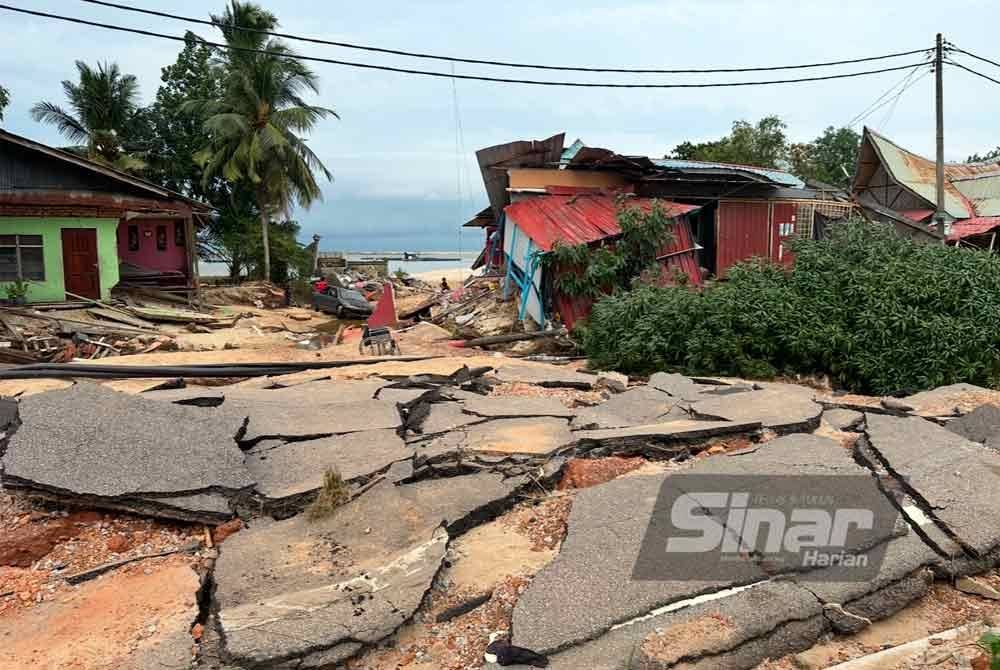 Kemusnahan rumah-rumah penduduk dan infrastruktur jalan di Kampung Jubakar Pantai, Tumpat. FOTO SINAR HARIAN-ADILA SHARINNI WAHID.