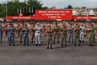 Hadir menyempurnakan majlis, Panglima Angkatan Tentera, Jeneral Tan Sri Mohammad Ab Rahman (lapan kanan).