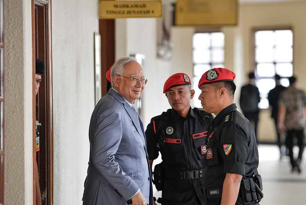 Najib (kiri) hadir bagi perbicaraan membela diri terhadap empat pertuduhan menyalahgunakan kedudukan untuk mendapatkan rasuah berjumlah RM2.3 bilion daripada dana 1MDB dan 21 pertuduhan pengubahan wang haram membabitkan jumlah sama di Mahkamah Tinggi hari ini. Foto Bernama