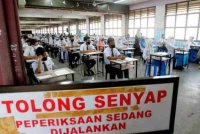 Seorang guru meluahkan perasaannya apabila para pelajarnya menjawab soalan peperiksaan dengan sambil lewa. Foto hiasan