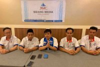 Michel (tengah) dalam sidang akhbar selepas menghadiri Persidangan Perwakilan Agung Dwi-Tahunan PIS kali pertama sesi 2024-2026 di Likas, Kota Kinabalu.