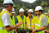 Mohd Azlan (dua dari kanan) ketika meninjau inisiatif penambahbaikan liputan telekomunikasi dan kemajuan kerja di Terowong Menora, Lebuhraya Plus arah utara pada Jumaat.