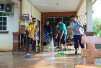 Sukarelawan membantu penduduk membersihkan rumah selepas kawasan perumahan itu dilanda banjir berikutan hujan lebat di Taman Desa Tanjung Damai, Kuala Nerus, Terengganu. Foto Bernama