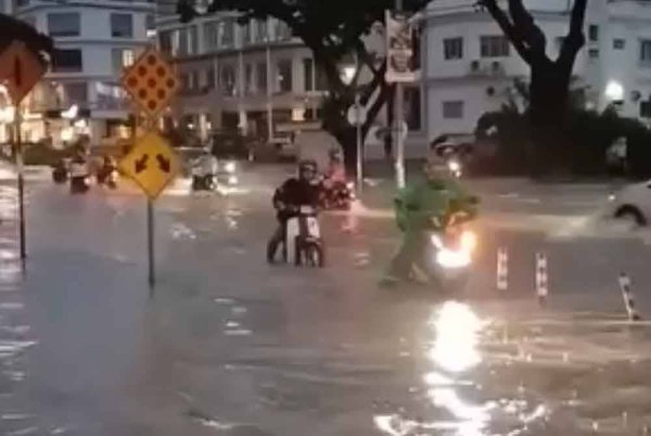 Hujan lebih dua jam menyebabkan banjir kilat di Bayan Baru pada petang Jumaat.